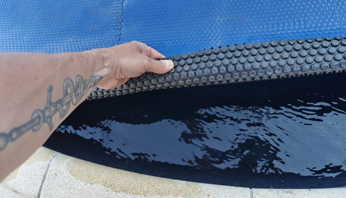 Une bâche à bulle conserve la chaleur de l'eau de la piscine pendant la nuit.