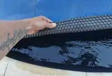 Une bâche à bulle conserve la chaleur de l'eau de la piscine pendant la nuit.