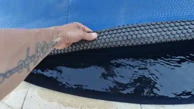 Une bâche à bulle conserve la chaleur de l'eau de la piscine pendant la nuit.