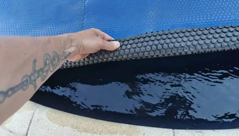 Une bâche à bulle conserve la chaleur de l'eau de la piscine pendant la nuit.
