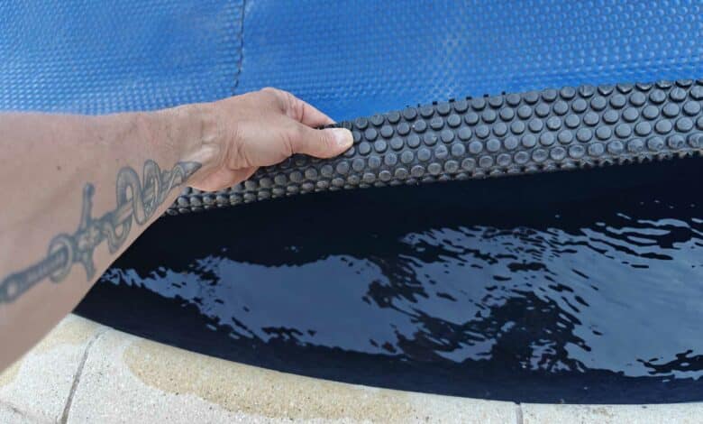 Une bâche à bulle conserve la chaleur de l'eau de la piscine pendant la nuit.