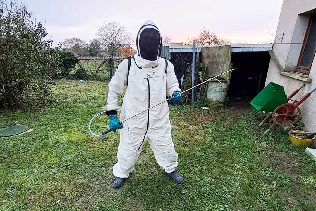 Un apiculteur qui se spécialise dans la lutte contre les nuisibles de manière écologique.