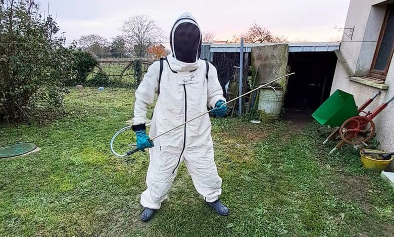 Un apiculteur qui se spécialise dans la lutte contre les nuisibles de manière écologique.