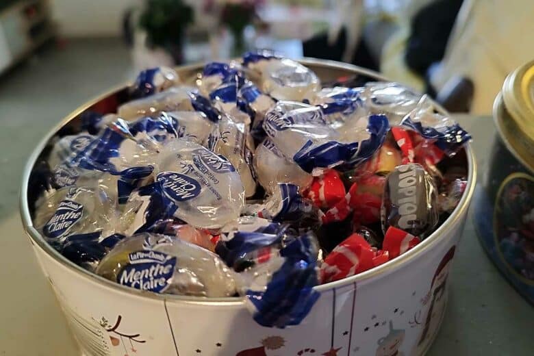 Des bonbons qui contiennent beaucoup de sucre ou d'édulcorant.