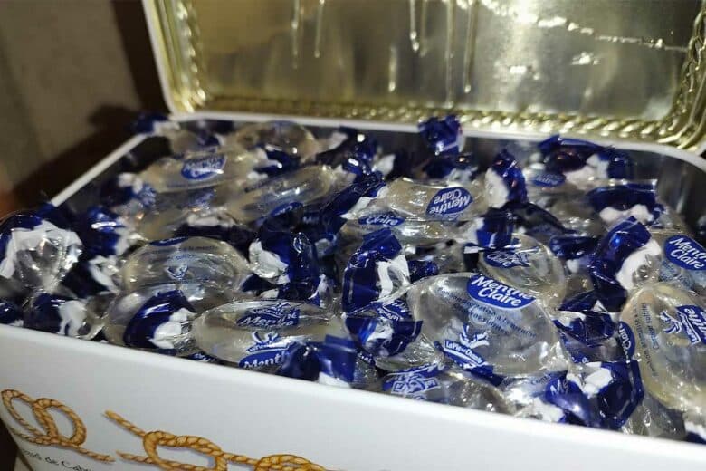 Une boite contenant des bonbons à la menthe.