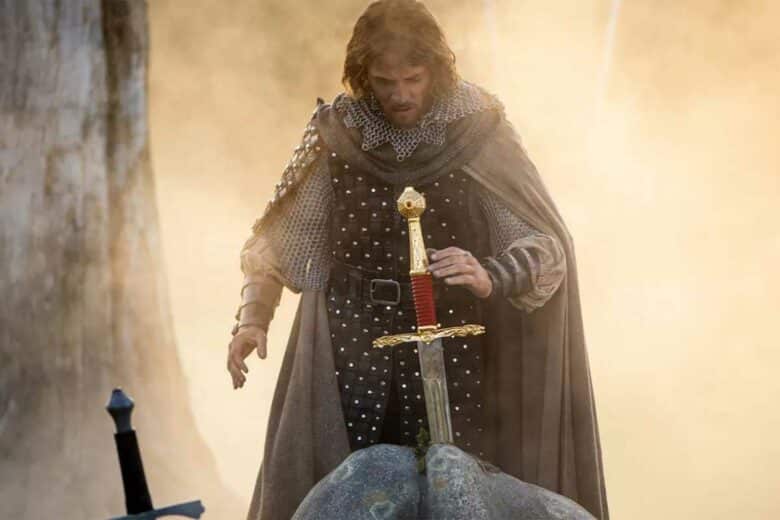 Un homme devant Excalibur.