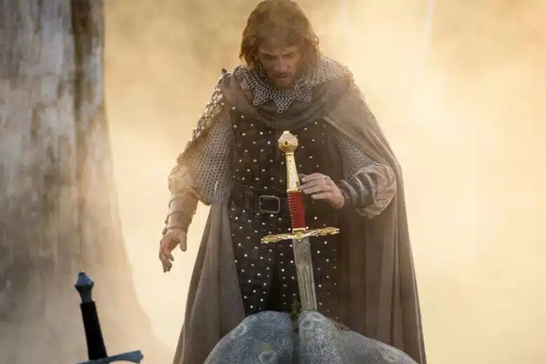 Un homme devant Excalibur.