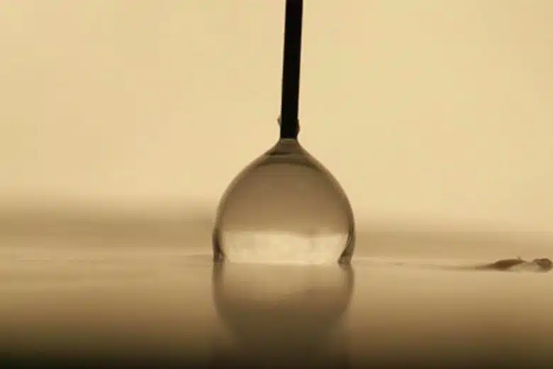 Lorsque l’eau contenue dans l’hydrogel est chauffée, elle se transforme en vapeur d’eau.