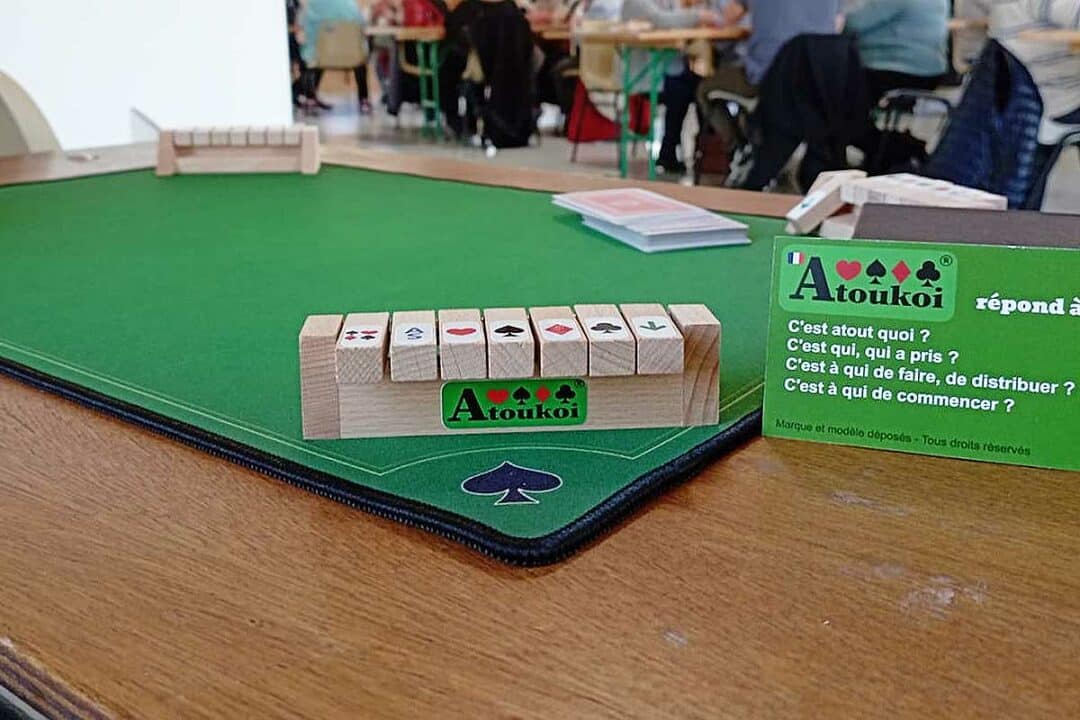 Un accessoire en bois pour les joueurs de belote.