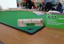Un accessoire en bois pour les joueurs de belote.