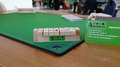 Un accessoire en bois pour les joueurs de belote.