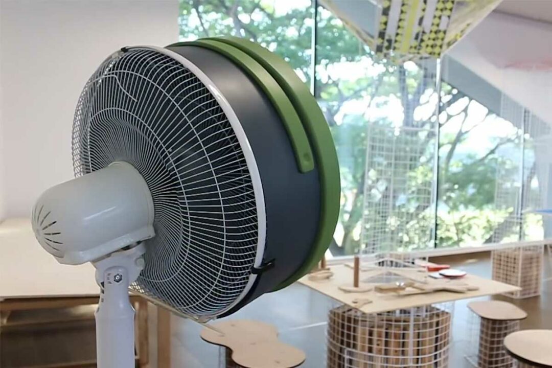 Un système simple à installer sur un ventilateur sur pied.