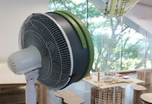 Un système simple à installer sur un ventilateur sur pied.