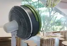 Un système simple à installer sur un ventilateur sur pied.