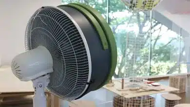 Un système simple à installer sur un ventilateur sur pied.