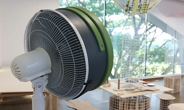 Un système simple à installer sur un ventilateur sur pied.