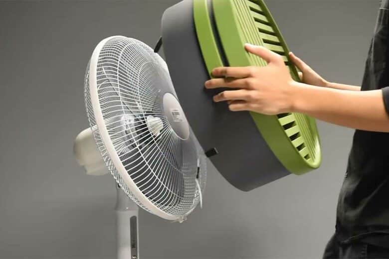 L'invention d'un accessoire pour ventilateur qui permet de refroidir l'air ambiant.