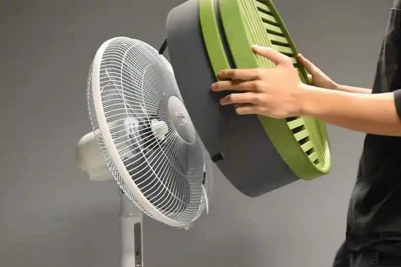 L'invention d'un accessoire pour ventilateur qui permet de refroidir l'air ambiant.