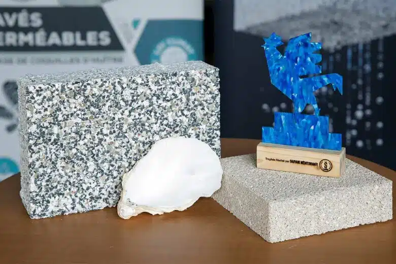 La coquille d'huitre est la base de l'entreprise Alegina, avec la production de pavés, de bijoux, de vaisselle et de toitures végétalisées.