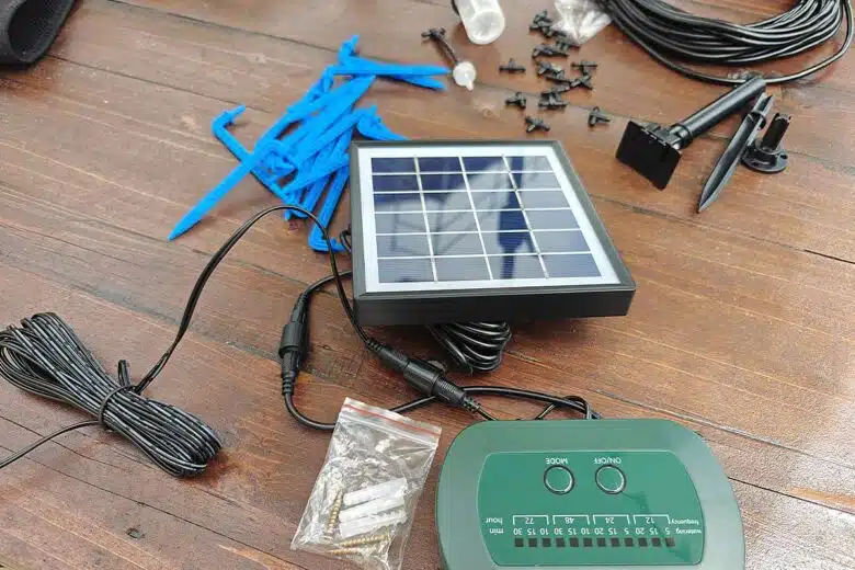 Le contenu de la boite du kit d'arrosage automatique solaire.