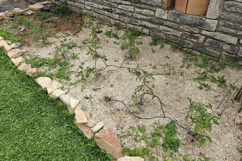 Un espace avec le kit d'irrigation solaire AnseTo.