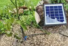 Le panneau solaire du kit d'arrosage et le goutte-à-goutte.