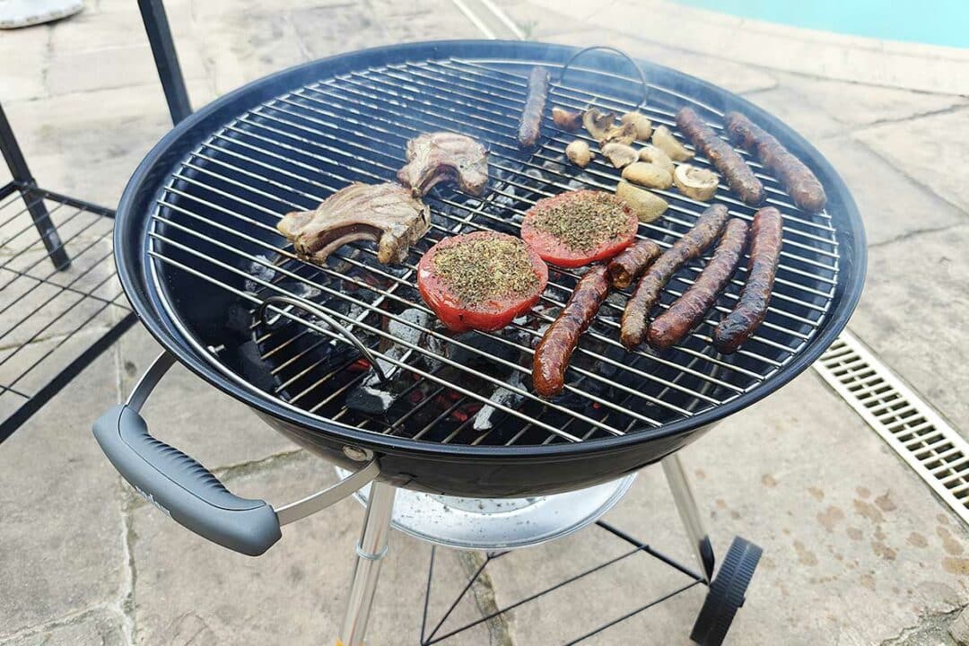 Un barbecue sur une terrasse.