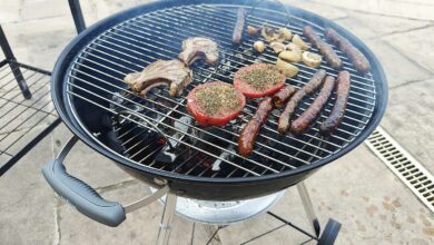 Un barbecue sur une terrasse.