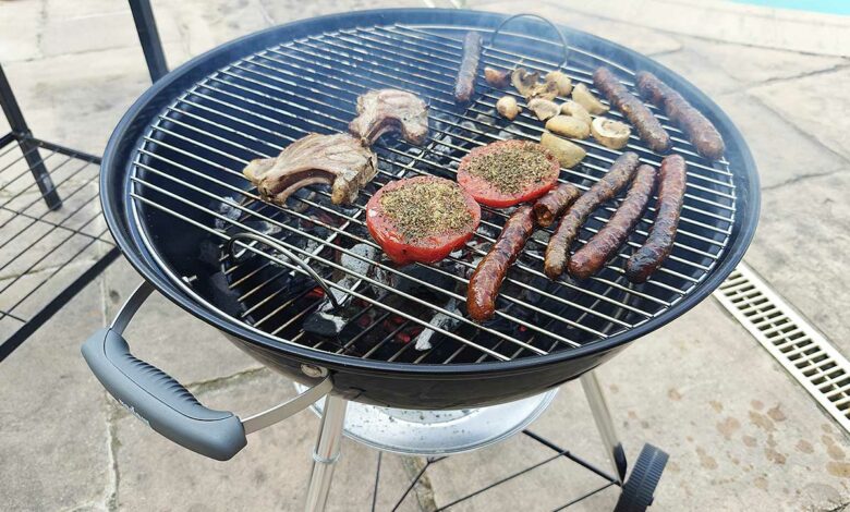Un barbecue sur une terrasse.