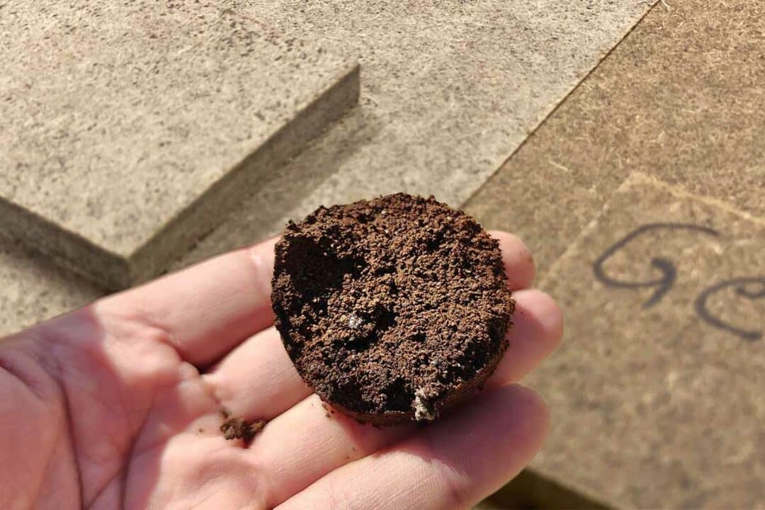 Des plateaux en bois aggloméré composé en partie de marc de café.