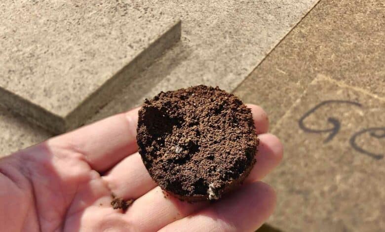 Des plateaux en bois aggloméré composé en partie de marc de café.