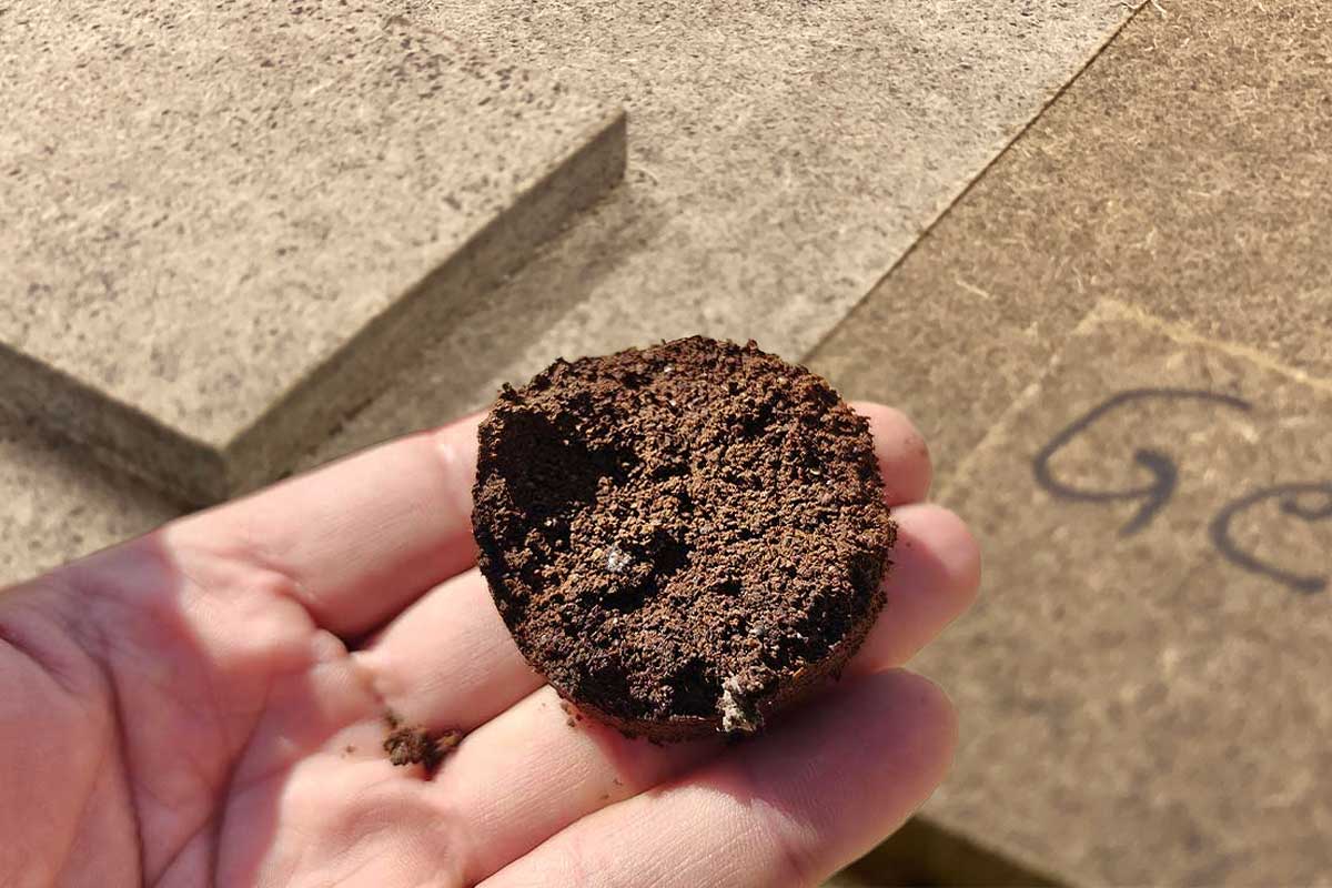 Des plateaux en bois aggloméré composé en partie de marc de café.