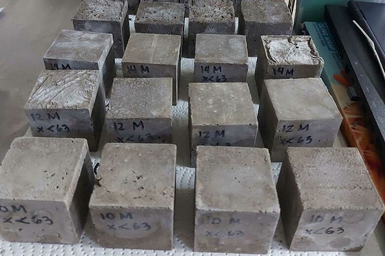 Des blocs de mortier à base de cendre volcanique.
