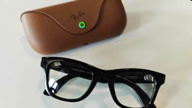 Des lunettes Ray Ban Meta et leur boitier.