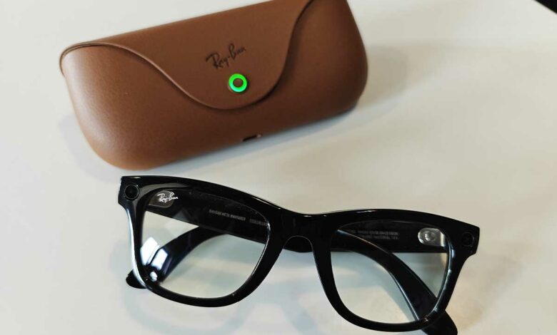 Des lunettes Ray Ban Meta et leur boitier.