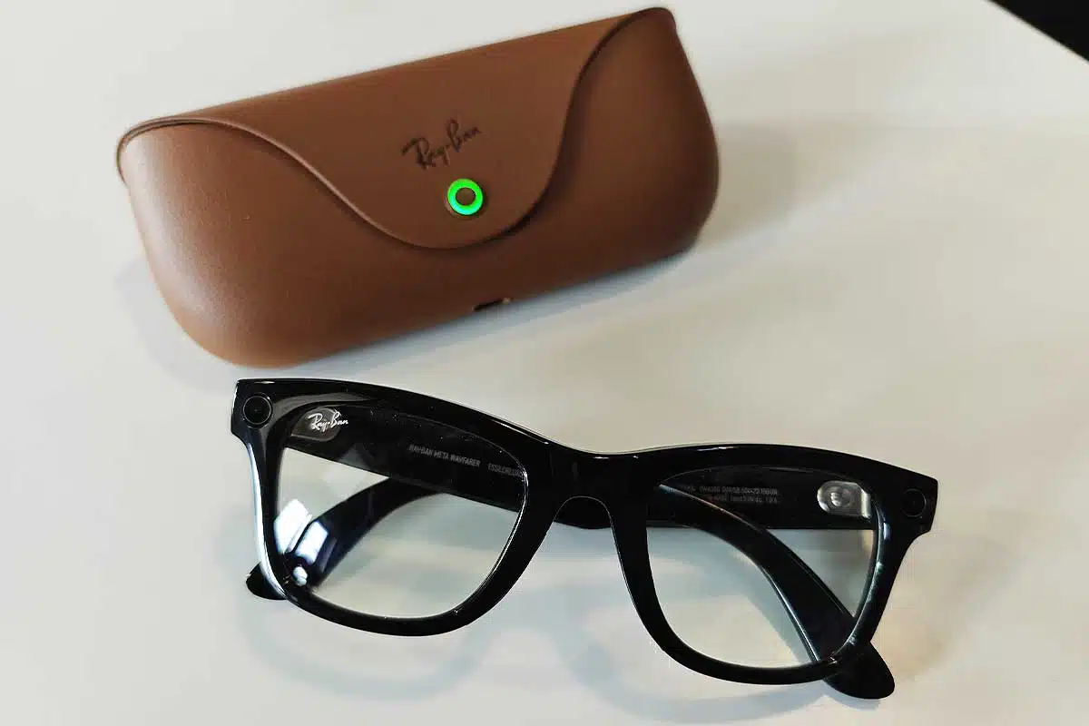 Des lunettes Ray Ban Meta et leur boitier.