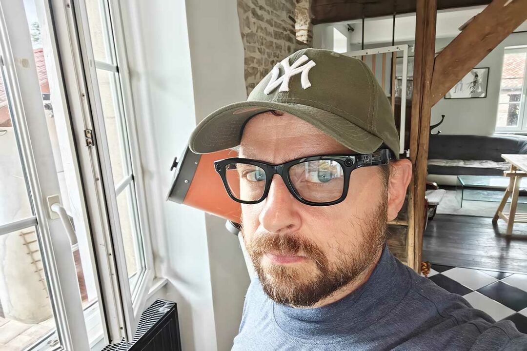 Un homme porte des lunettes Meta Ray ban.