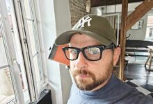 Un homme porte des lunettes Meta Ray ban.