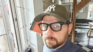 Un homme porte des lunettes Meta Ray ban.