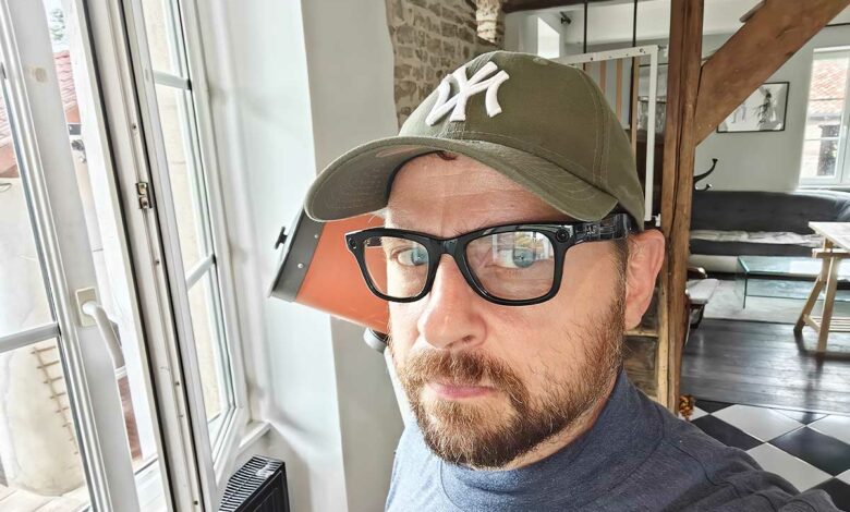 Un homme porte des lunettes Meta Ray ban.