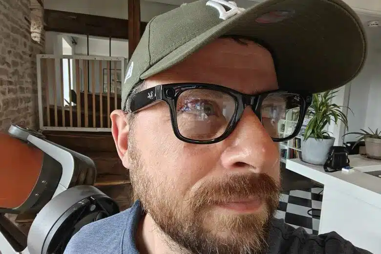 Une personne qui porte des lunettes Ray Ban Meta.