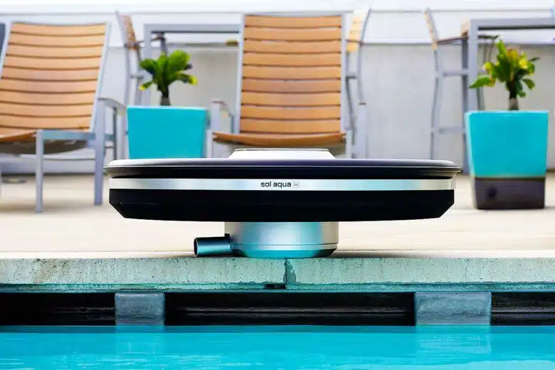 Le chauffage solaire de piscine Solaqua 28 sur le bord d'une piscine.