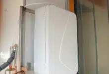 Un chauffe-eau qui s'installe près de la douche et qui réutilise la chaleur de l'eau utilisée pour préchauffer et économiser sur votre consommation énergétique.