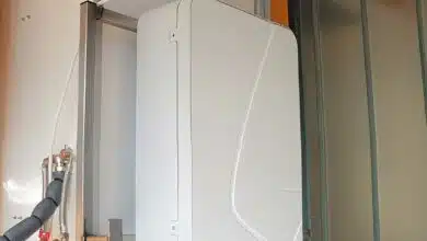 Un chauffe-eau qui s'installe près de la douche et qui réutilise la chaleur de l'eau utilisée pour préchauffer et économiser sur votre consommation énergétique.