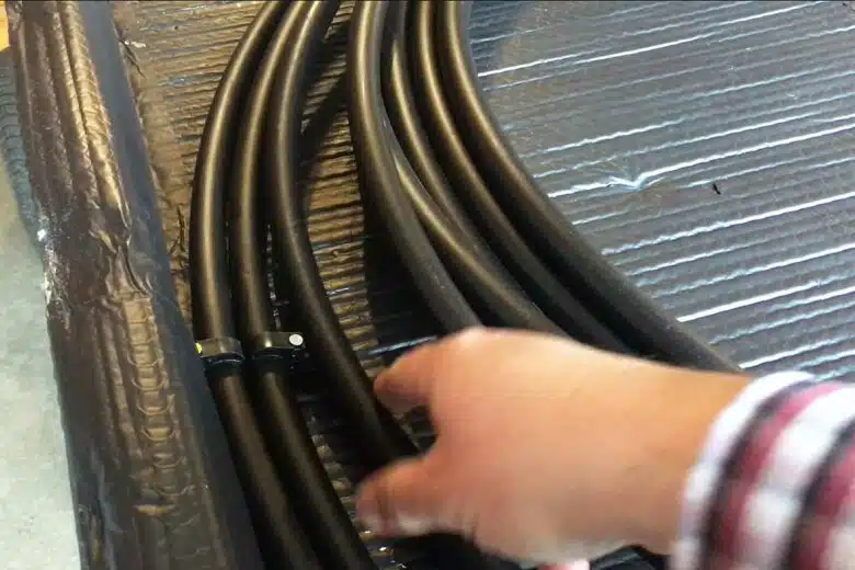 Installation du tuyau dans le caisson.