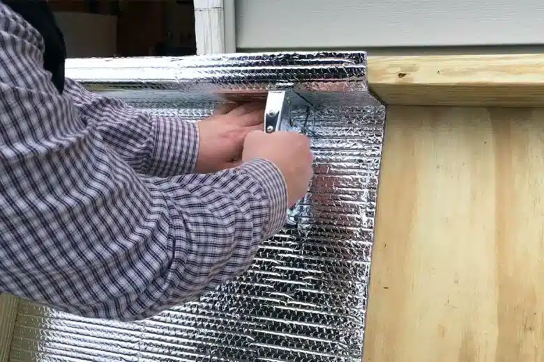 Pose de l'isolant à bulle dans le caisson.