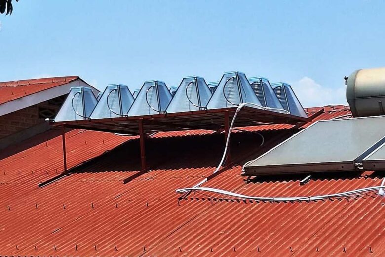 Des SolarisKit sur un toit au Rwanda.