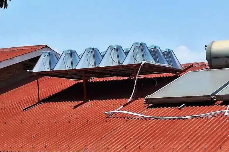 Des SolarisKit sur un toit au Rwanda.