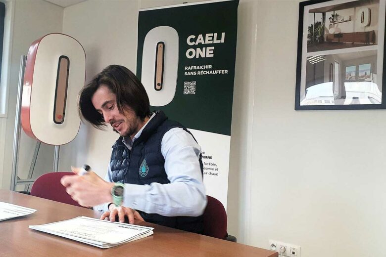 Le président de Caeli Energie signant les certifications pour les installateurs professionnels.