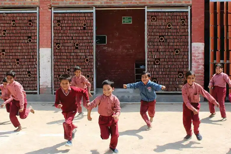 Les murs d'une école fabriqués en terre cuite pour le refroidissement passif.